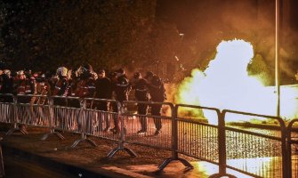 Protest opozicije u Tirani, kamenicama na policiju