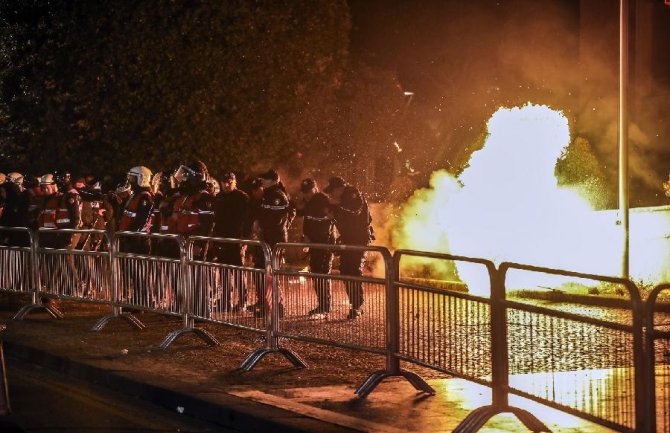 Protest opozicije u Tirani, kamenicama na policiju