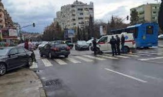 Sudar automobila i ambulantnog vozila u Podgorici, jedna osoba povrijeđena