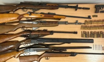 Pretresom u Nikšiću pronađeno sedam pušaka, pištolj i eksplozivna sredstva: Uhapšena jedna osoba