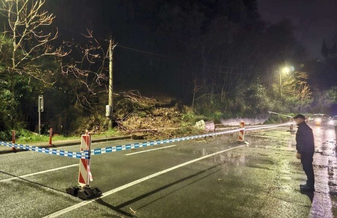 Veliko nevrijeme u Tivtu: Četiri auta bila zaglavljena, odron u Lepetanima, naselje bez struje...