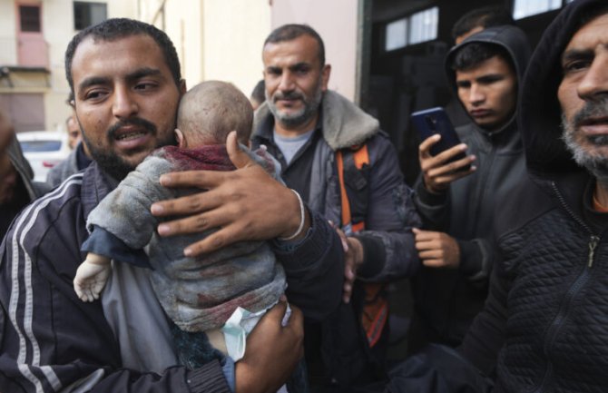 Stotine gladnih Palestinaca bježe sa sjevera ka jugu Gaze