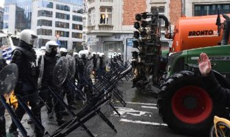 Poljoprivrednici probili blokade ispred sjedišta EU, bačen i suzavac