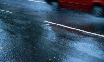 Vozači oprez: Putevi mokri i klizavi