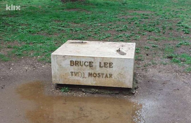 Spomenik Bruceu Leeyju nestao iz parka u Mostaru