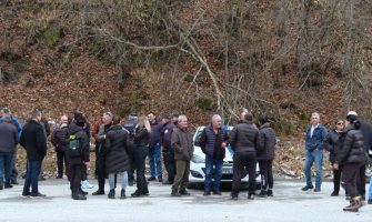 PUT KOLAŠIN – ANDRIJEVICA: Mještani blokirali put preko Trešnjevika, traže njegovu obnovu