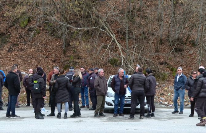 PUT KOLAŠIN – ANDRIJEVICA: Mještani blokirali put preko Trešnjevika, traže njegovu obnovu