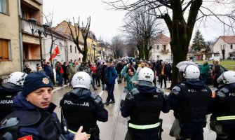 Građani se okupljaju na Cetinju, Mandić već stigao u zgradu Prijestonice