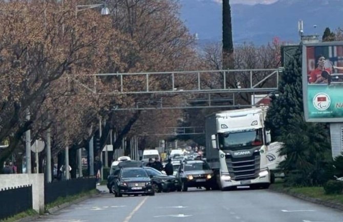 Saobraćajna nezgoda na Bulevaru Svetog Petra Cetinjskog