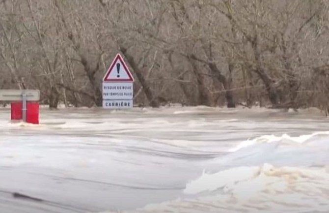 Bujične poplave u Francuskoj odnijele najmanje četiri života, nestalo dvoje djece
