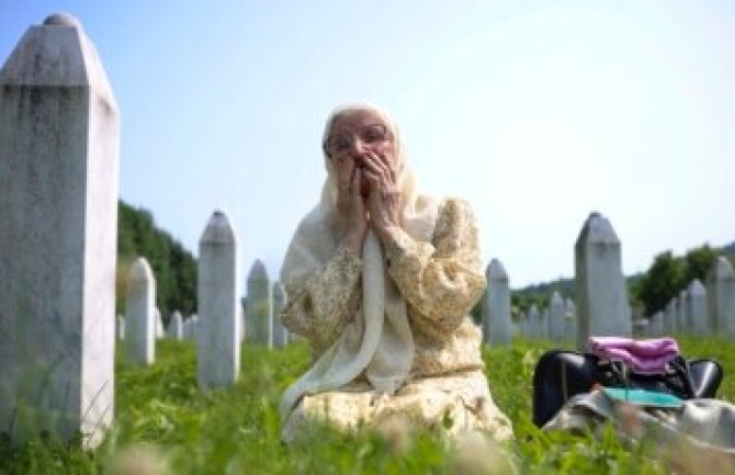 Rezolucijom o Srebrenici koja je dostavljena Srbiji traži se osuda svakog poricanja genocida