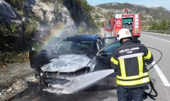 Gorjelo auto na putu Cetinje Podgorica, nema povrijeđenih
