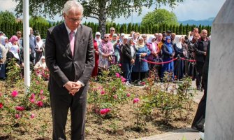 Ambasador Marfi u Bratuncu: Odajemo počast bošnjačkim civilima, uglavnom ženama i djeci, koje su ubili pripadnici Vojske Republike Srpske 1992. godine