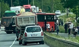 Težak udes u Srbiji: Sudar autobusa i automobila, jedna osoba poginula, 20 povrijeđeno