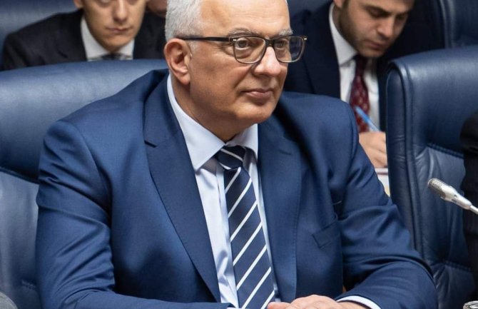 MUZIKA ZA UŠI VUČIĆA Rasprava o rezoluciji o Jasenovcu: Laković (PES) neće glasati za rezoluciju, opozicija tvrdi da se usvaja jer bi 1. jula pala Vlada