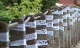 Ambasade SAD i Velike Britanije odale počast prijedorskim žrtvama: Izgradnja spomenika korak ka boljoj budućnosti u BiH