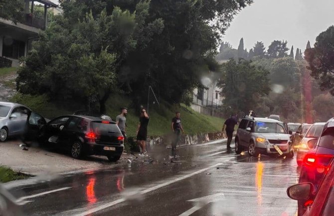 Udes u Herceg Novom, lakše povrijeđene tri osobe