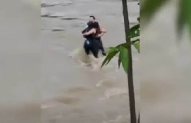 Troje mladih u Italiji odnijela voda, objavljen snimak njihovog zagrljaja prije nego što im se izgubio trag