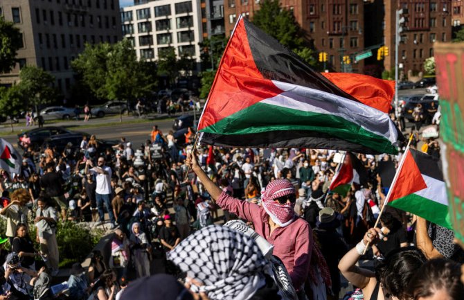 SAD: Uhapšene 34 osobe sa protesta za Palestinu u muzeju u Bruklinu