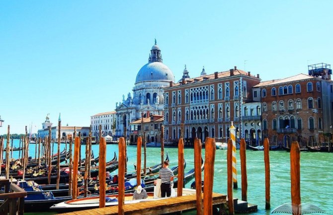 U Veneciji od danas ograničen broj turističkih grupa i zabranjen razglas