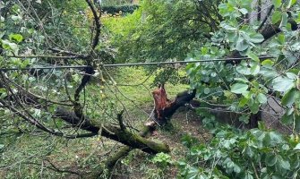 Veliko nevrijeme pogodilo Čačak, poljoprivrednici strahuju da im je grad napravio ogromnu štetu