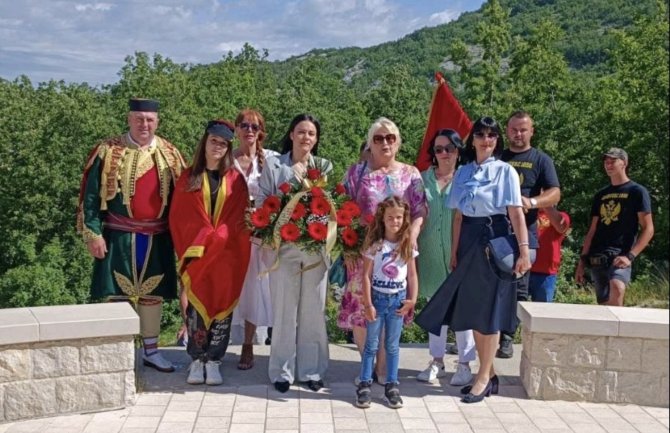  Alijansa žena DPS-a Nikšić položila vijenac na spomenik pobjednicima sa Grahovca