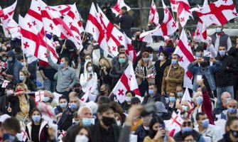 Horor posle otvaranja Eura: Navijač ubijen na terenu