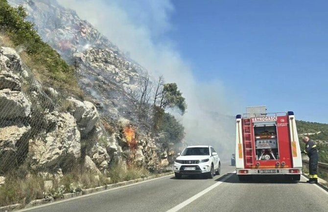 Izbio požar iznad Dubrovnika, prekinut saobraćaj Jadranskom magistralom