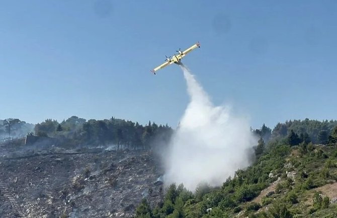 Uz pomoć kanadera i vatrogasaca lokalizovan požar iznad Dubrovnika