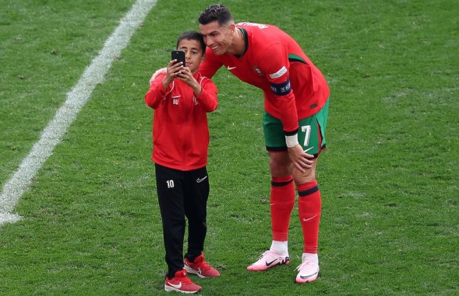 Kako je 10-godišnjak prevario oca i došao do Ronalda, UEFA izrekla kazne za utrčavanja na teren