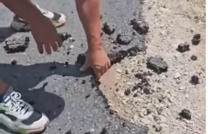 Rukama lomi novi asfalt u Beranama: Nemoj dalje, gre’ota je
