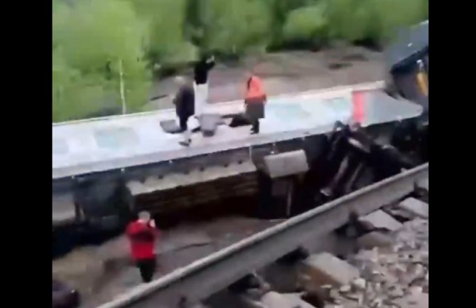 Najmanje 70 ljudi povrijeđeno u iskakanju voza iz šina u Rusiji