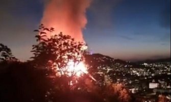 Užas u Sarajevu: Pronađena tri tijela u spaljenoj kući, požaru prethodili hici, policija sa opkolila naselje