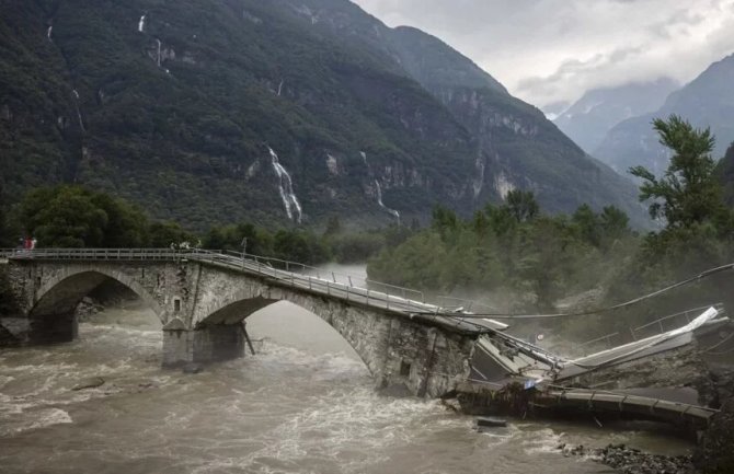 Poplave i klizišta u Švajcarskoj i sjevernoj Italiji: Poginule najmanje četiri osobe