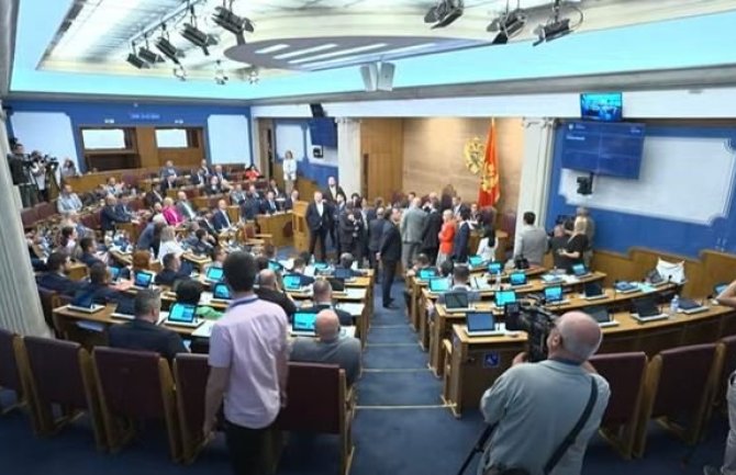 UŽIVO Poslanici DPS-a ne daju da se održi Premijerski sat; Nikolić Spajiću: Što se tiče DPS-a danas nećete odgovarati na pitanja poslanika