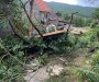  Nevrijeme kod Nikšića: Olujni vjetar oštetio krovove kuća, čupao drveća