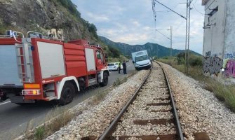 Saobraćajna nezgoda u Baru, kamion završio na šinama