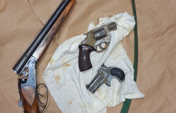 Policija u Tivtu pretresom pronašla dva pištolja i pušku
