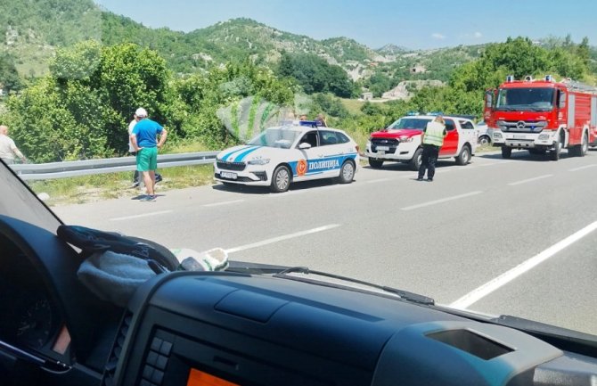 Vozilo sletjelo sa puta Cetinje - Budva: Tri osobe povrijeđene