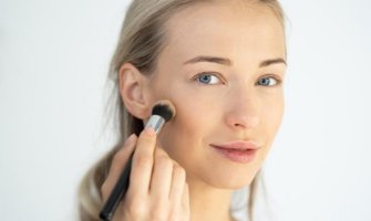 Pet grešaka sa puderom zbog kojih vam lice izgleda kao maska