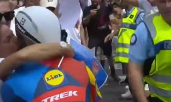 Tur de Frans: Biciklista kažnjen jer je tokom trke poljubio suprugu