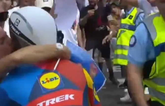 Tur de Frans: Biciklista kažnjen jer je tokom trke poljubio suprugu