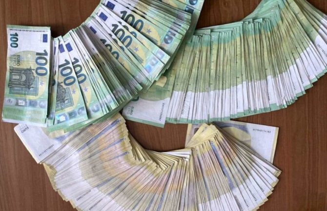 Pokušala da prokijumčari 57 hiljada eura u donjem vešu, uhvatila je carina