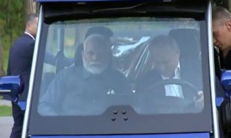Putin provozao Modija u kolima za golf