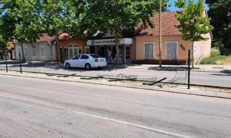 Nikšić: Bahati vozači na dva mjesta uništili tek postavljenu zaštitnu ogradu u Bulevaru Vuka Mićunovića