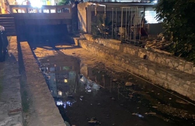 Budva: Izlile se fekalije u kanal pored restorana i plažnih barova, ugostitelji strahuju od zaraze