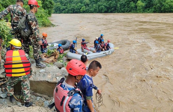 Nepal: Najmanje 66 osoba nestalo u klizištu