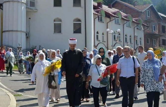 Majke Srebrenice i preživjele žrtve genocida obišli mjesta masovnih stratišta