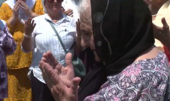 Majke Srebrenice u Kravici ponovno dočekao katanac: “Ja kažem da uzmemo kliješta i da ovo razvalimo, pa nek’ me ubiju”