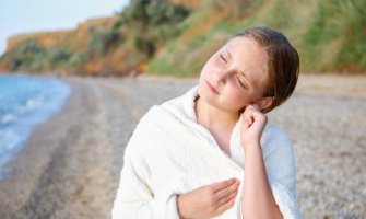 Zapušenost i bol u uhu poslije kupanja – kako da se zaštitimo od infekcija?